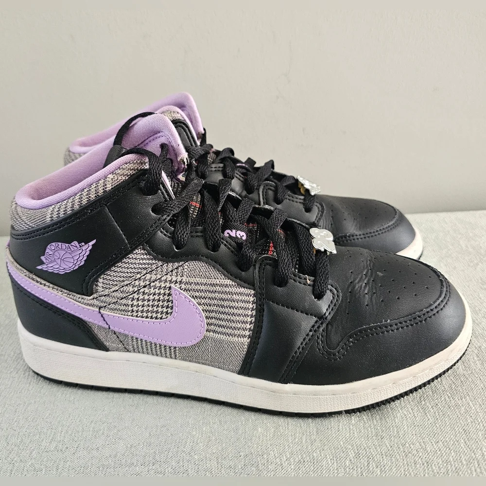 NIKE Air Jordan 1 Mid SE GS Houndstooth & Lilac Youth Sneakers - Picture 2 of 8